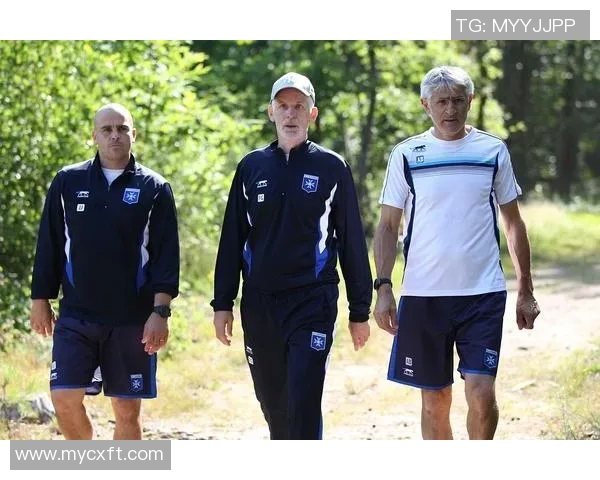 朗斯与尼奥尔历史交锋回顾及两队发展历程分析