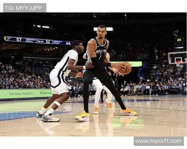 马刺与灰熊激战26号赛场争夺季后赛席位的关键对决 马刺与灰熊激战26号赛场争夺季后赛席位的关键对决