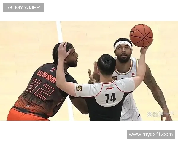 山东男篮与北京首钢激战正酣谁能在这场对决中笑到最后